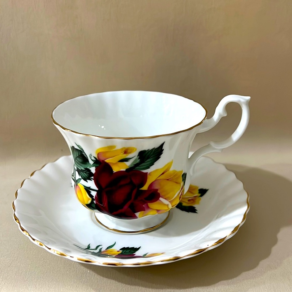 Royal Imperial Everlasting Rose Finest Bone China Made in England 22-karat E1204